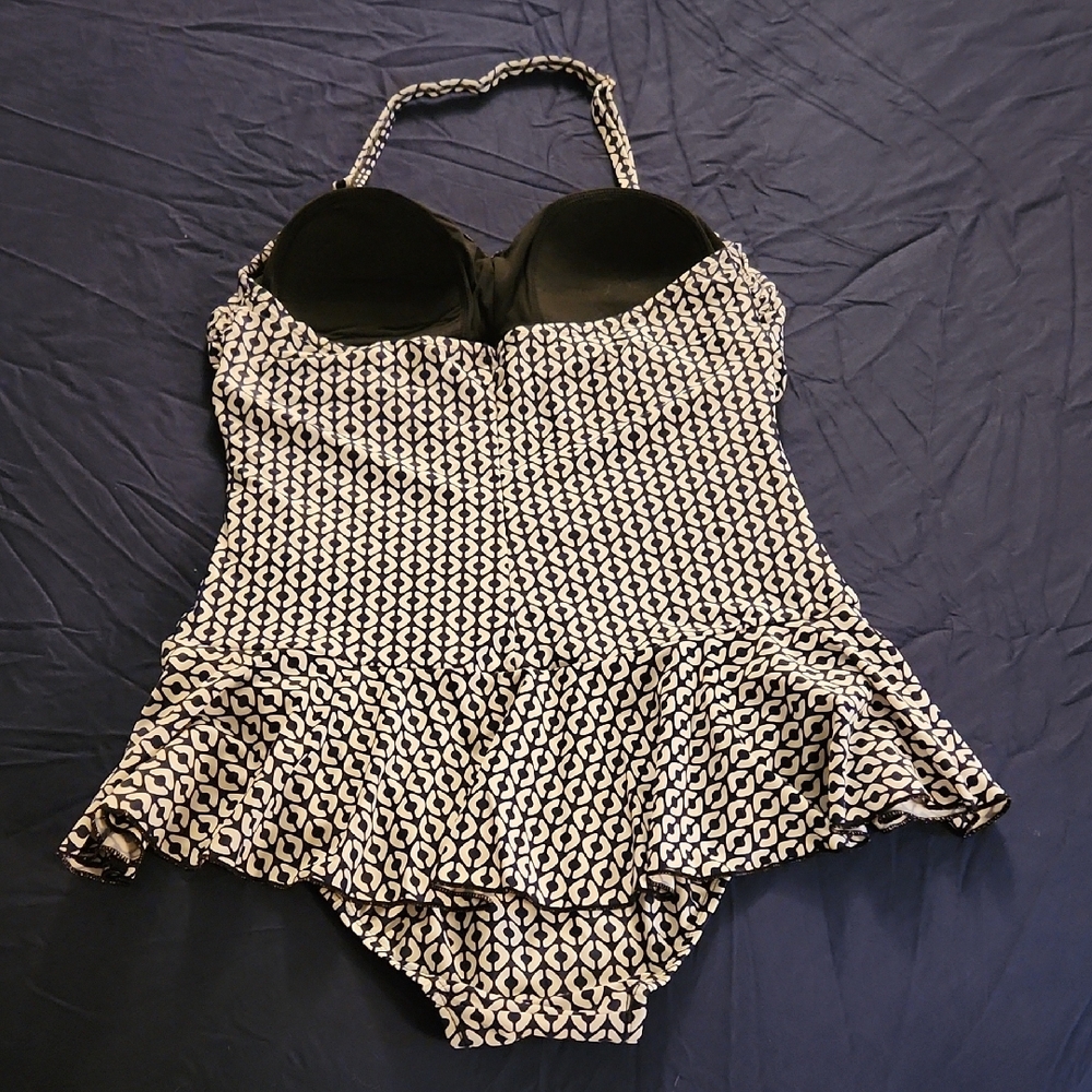 Stylish Black and White Patterned Swimsuit - Picture 2 of 5